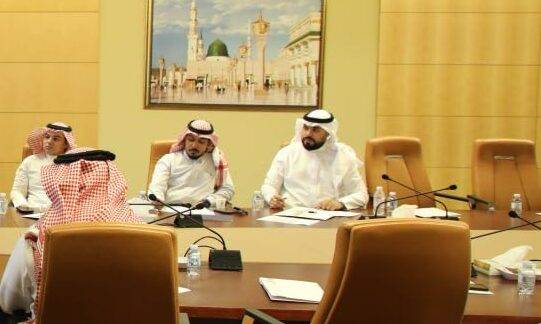 وائل الطيب يجلس داخل قاعة اجتماع لجنة الإعلام والتسويق في الغرفة التجارية بمكة