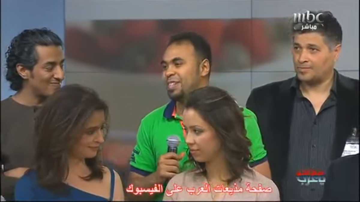 وائل الطيب يقف مع زملائه في قناة MBC اثناء عرض حلقة في برنامح صباح الخير ياعرب