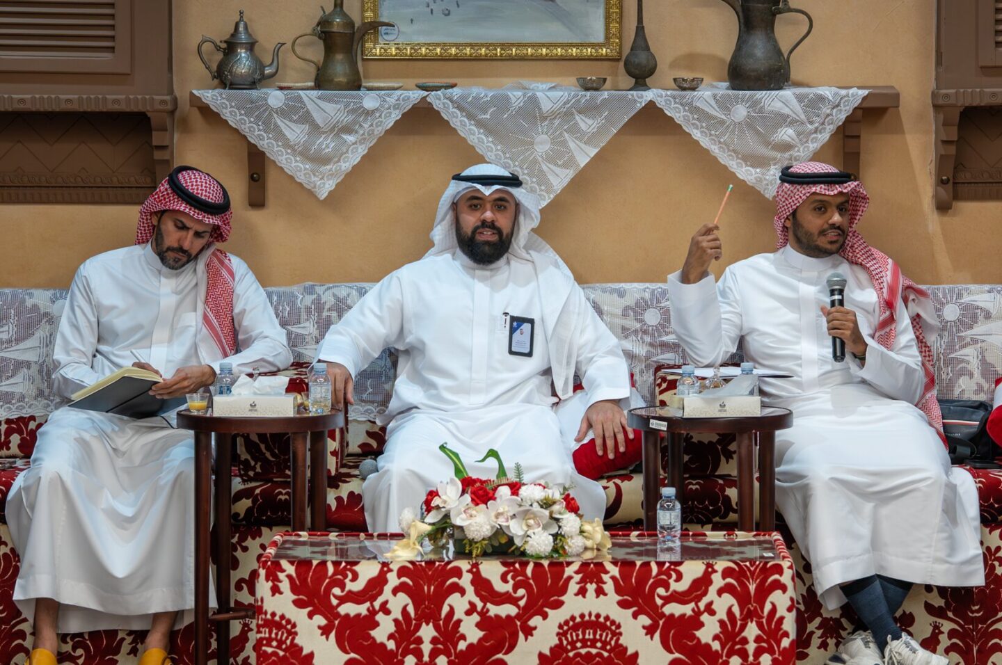 وائل طيب يحاور ضيوف المجلس الإعلامي للجنة الإعلام والتسويق بغرفة مكة