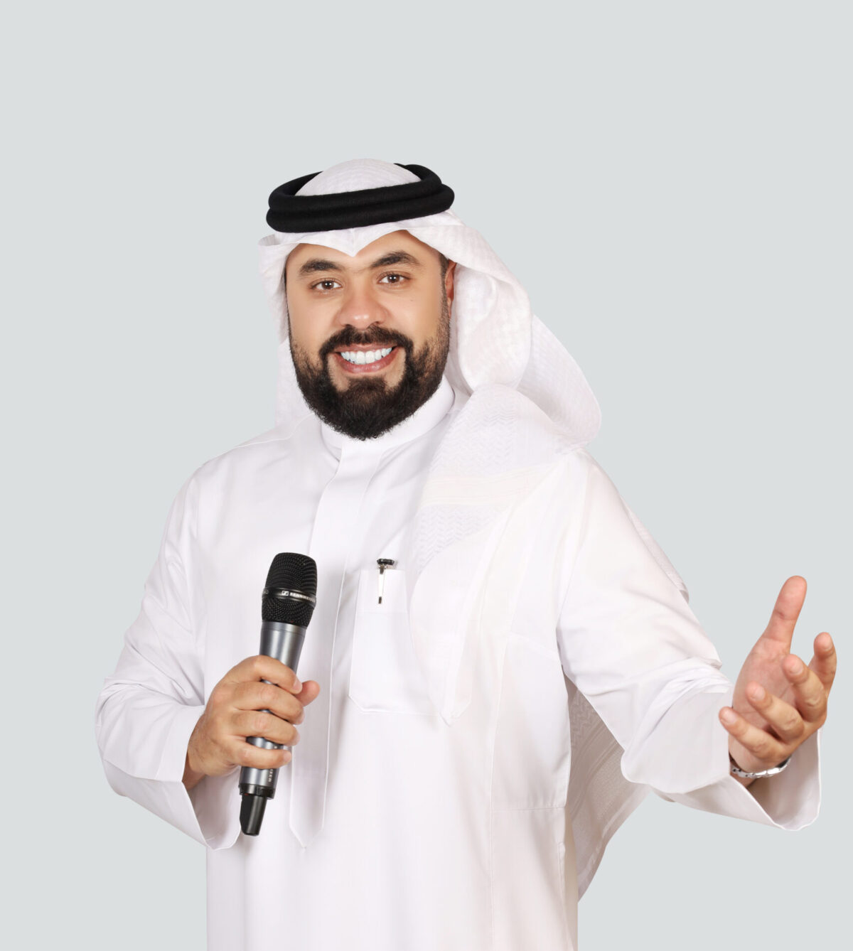 وائل طيب في صورة شخصية له في استديو تصوير ويمسك المايك