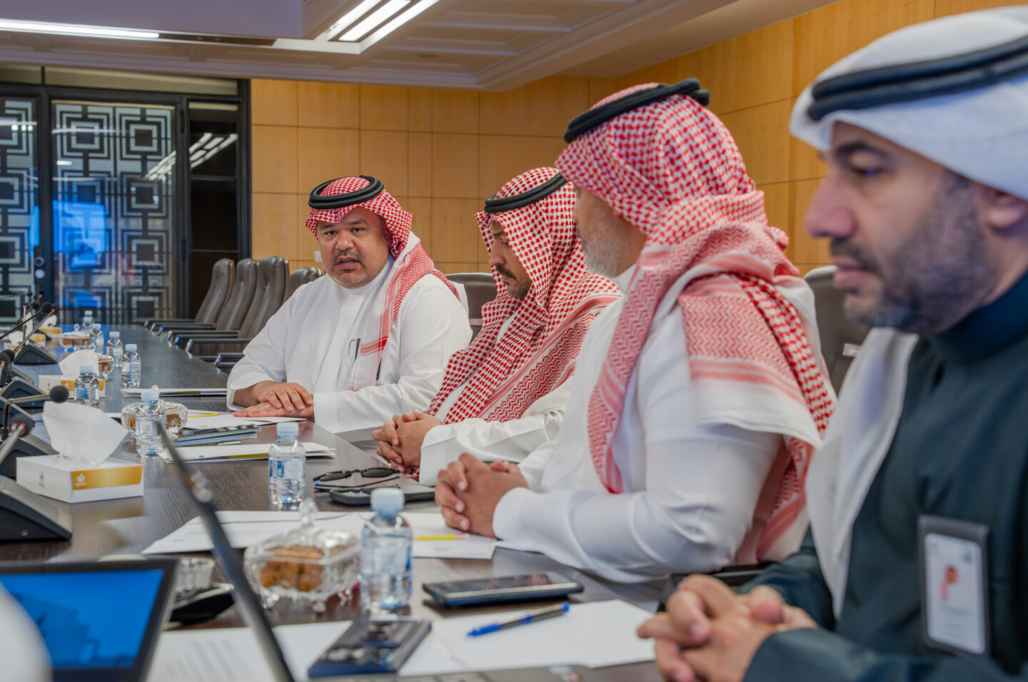 محمد الأحمري يتحدث في اجتماع لجنة الإعلام والتسويق بغرفة مكة المكرمة