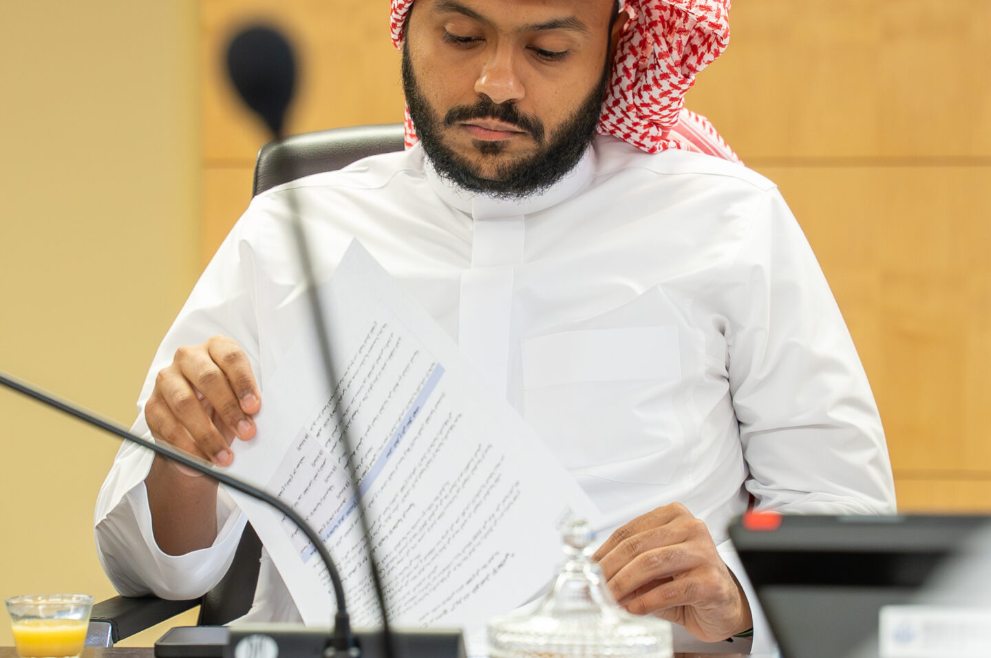 سليمان بازرعة يتصفح ويقلب الأوارق فوق المكتب في اجتماع لجنة الإعلام والتسويق بغرفة مكة المكرمة
