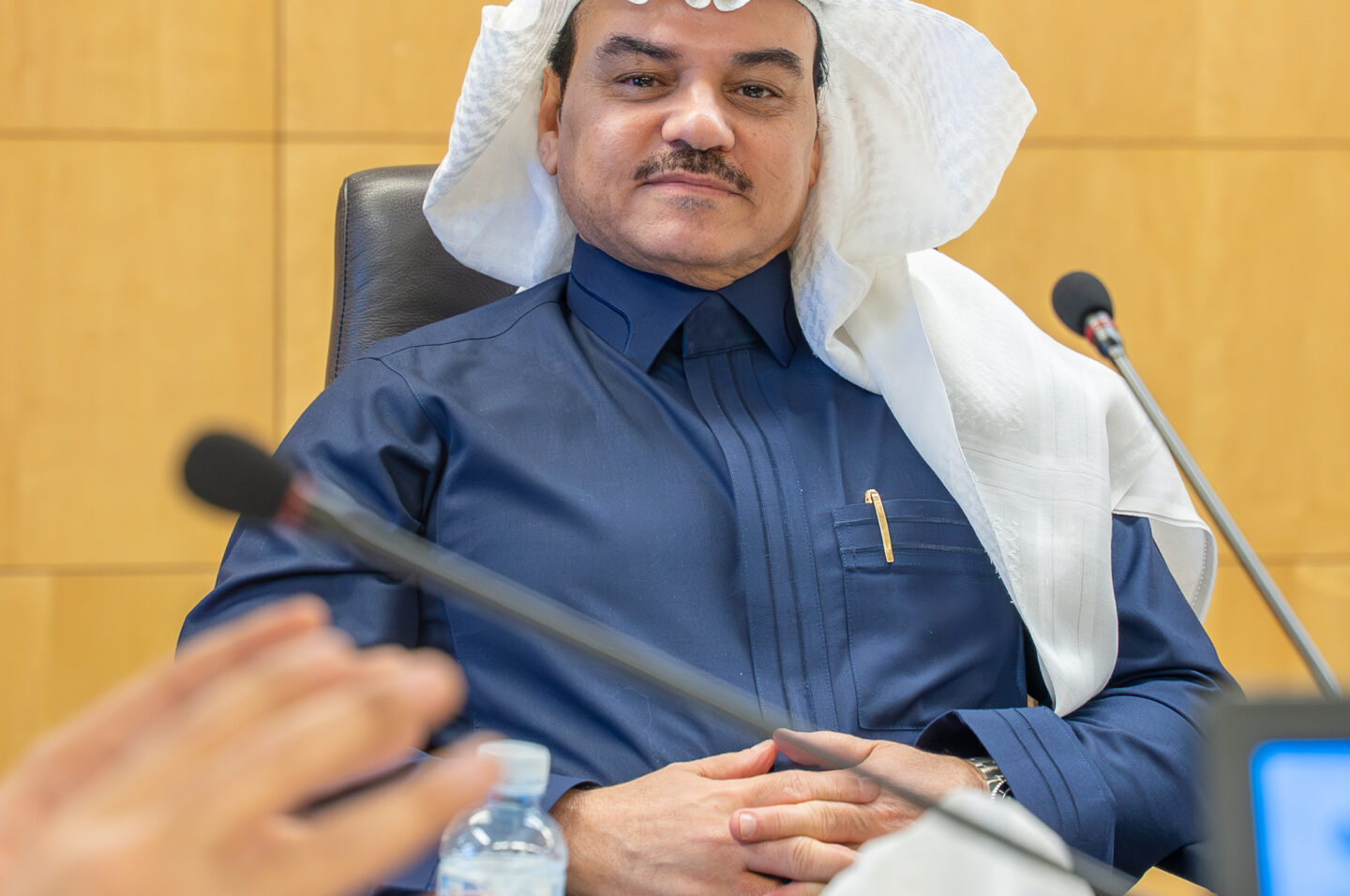 صالح سنيد الحربي يتبسم وينصت في اجتماع لجنة الإعلام والتسويق بغرفة مكة المكرمة