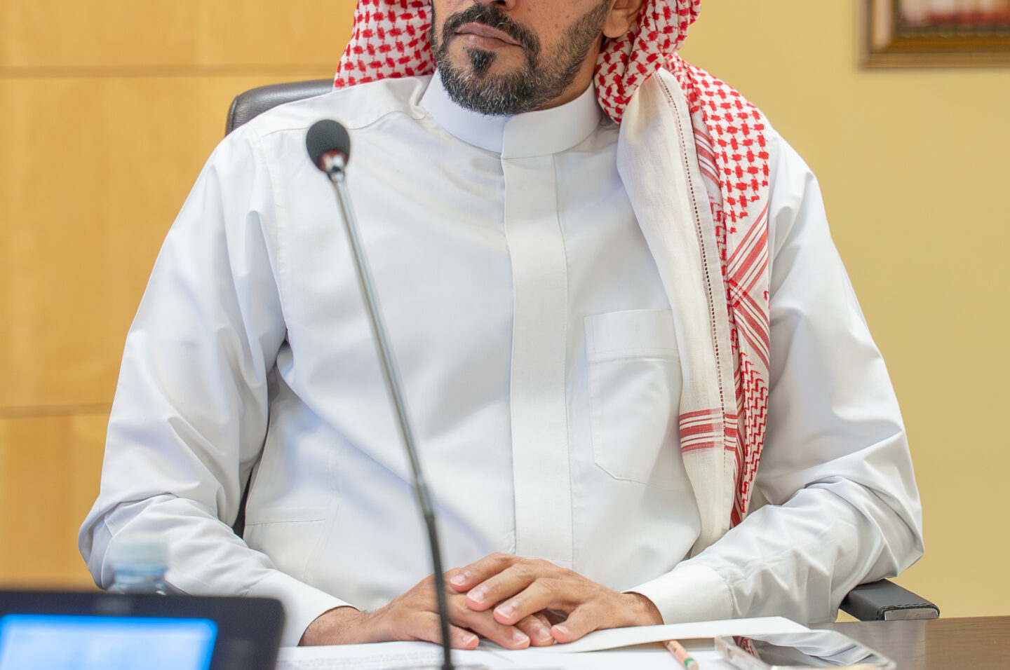 هادي العصيمي ينصت في اجتماع لجنة الإعلام والتسويق بغرفة مكة المكرمة