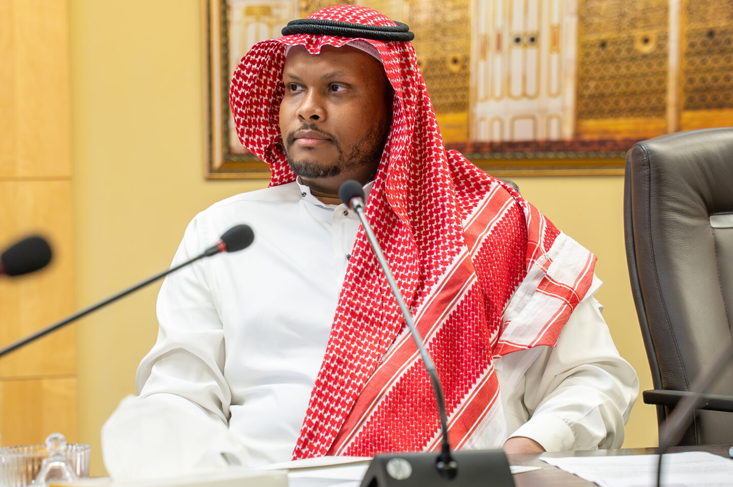عبدالله بامهير ينصت في اجتماع لجنة الإعلام والتسويق بغرفة مكة المكرمة