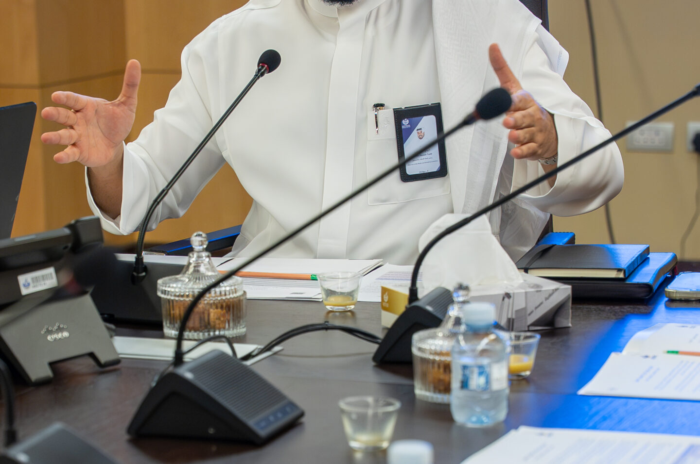 وائل طيب يتحدث ويشير بيديه أثناء رئاسته لاجتماع لجنة الإعلام والتسويق بغرفة مكة المكرمة
