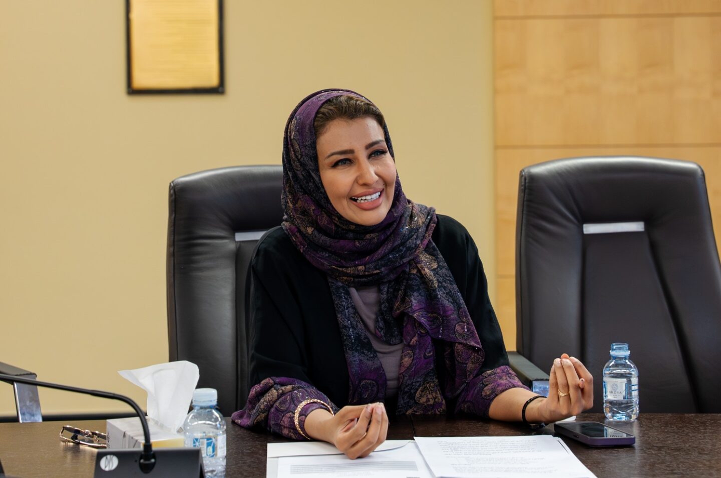 أنغام السقاف تبتسم في وتشير بيدها في الاجتماع الثالث للجنة الإعلام والتسويق بغرفة مكة المكرمة