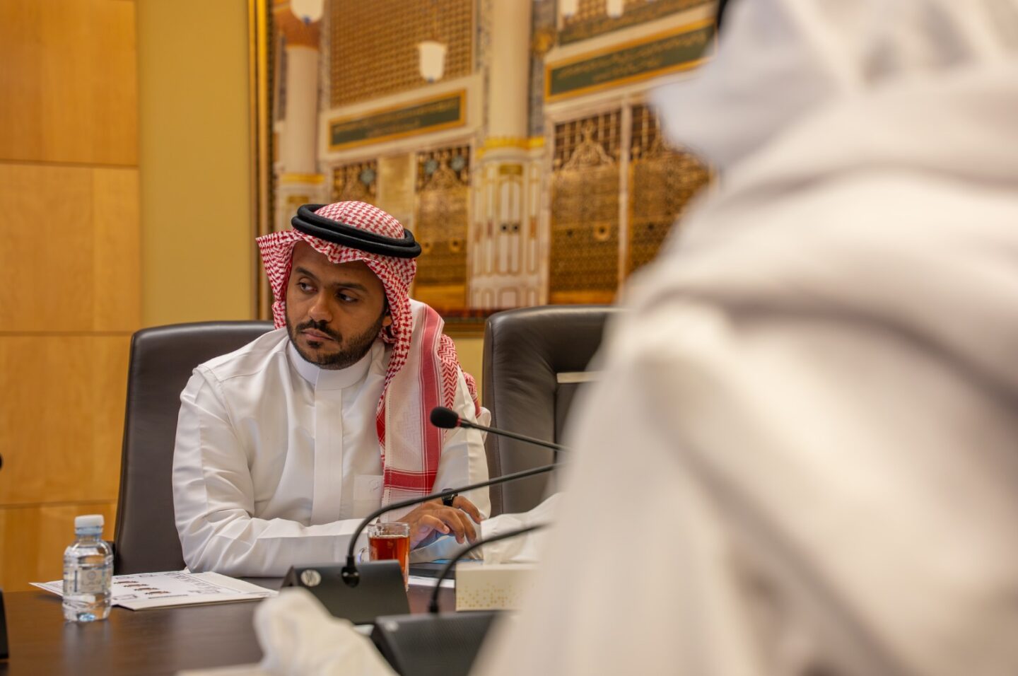 سليمان بازرعة ينصت أثناء اجتماع لجنة الإعلام والتسويق بغرفة مكة المكرمة