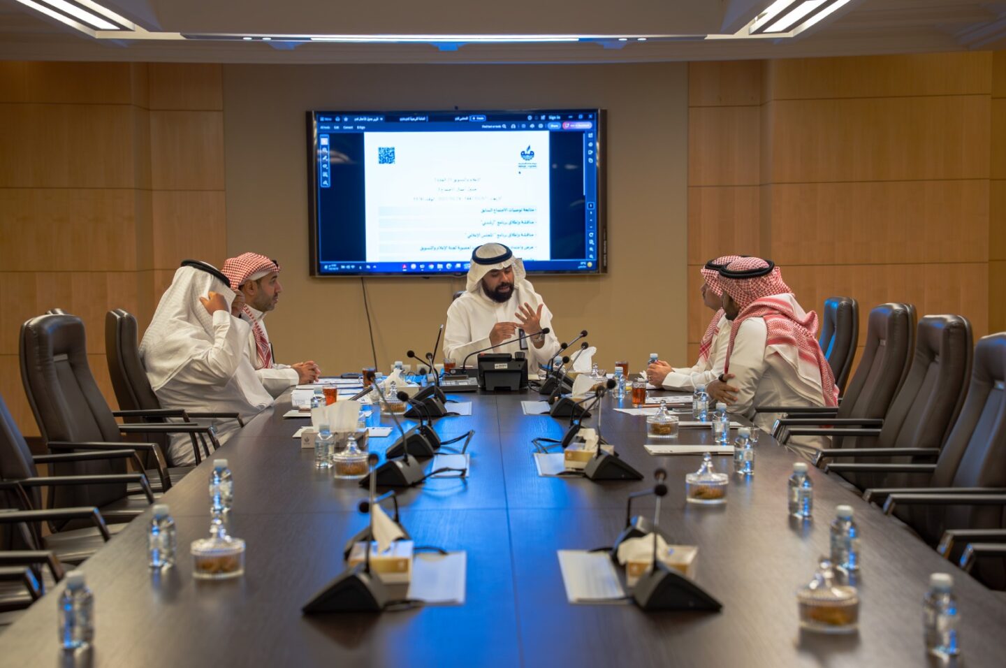 وائل طيب يتحدث ويشير بيده أثناء ترأسه للاجتماع الثالث للجنة الإعلام والتسويق بغرفة مكة المكرمة