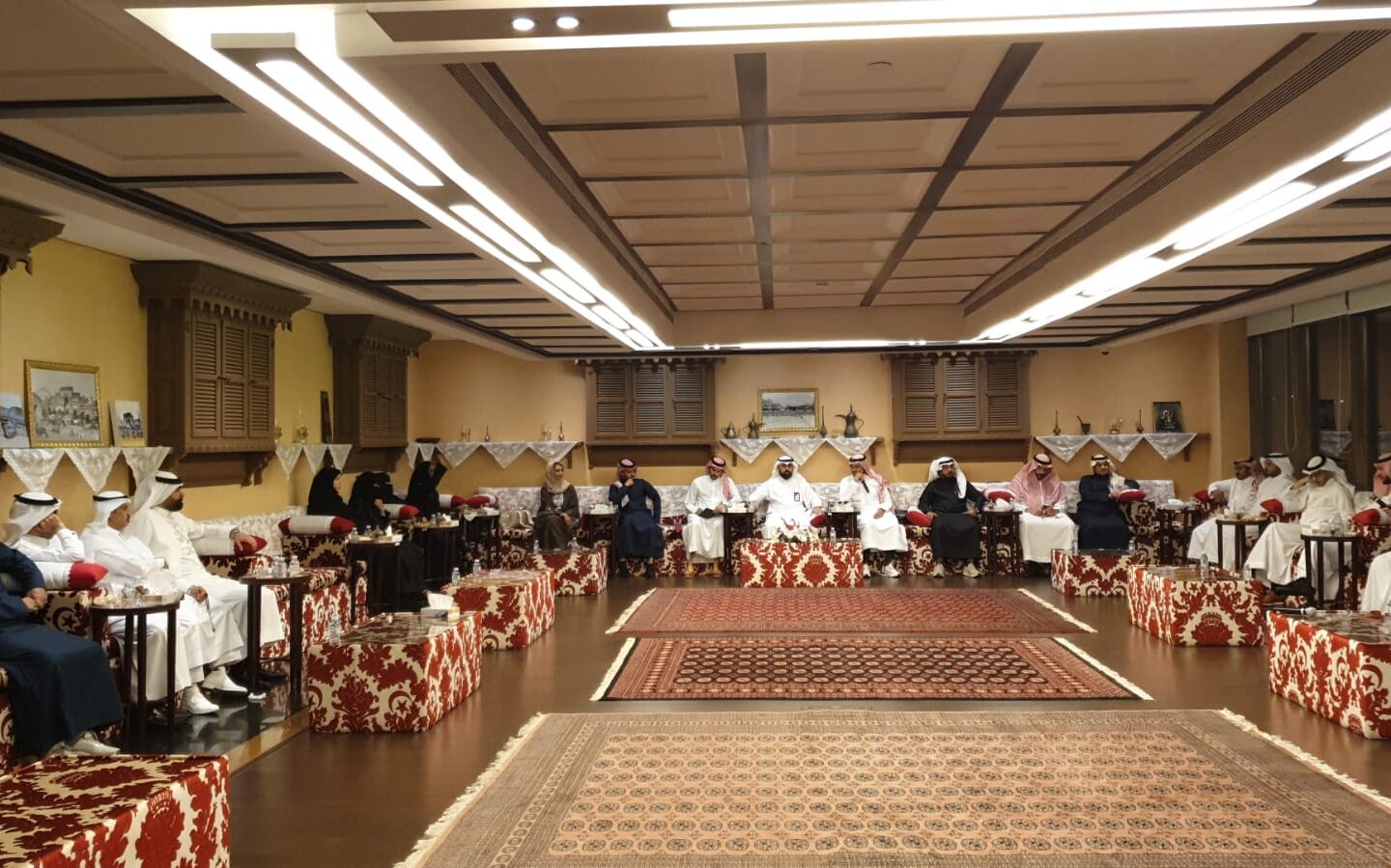 وائل طيب يحاور ضيوف المجلس الإعلامي للجنة الإعلام والتسويق بغرفة مكة