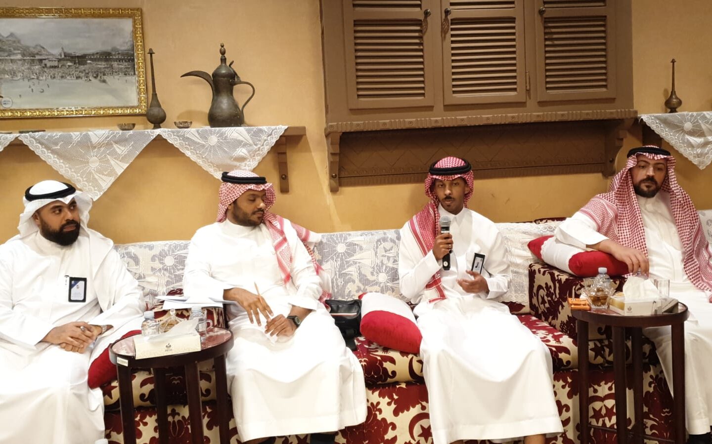 وائل طيب يجلس مع ضيوف المجلس الإعلامي للجنة الإعلام والتسويق بغرفة مكة
