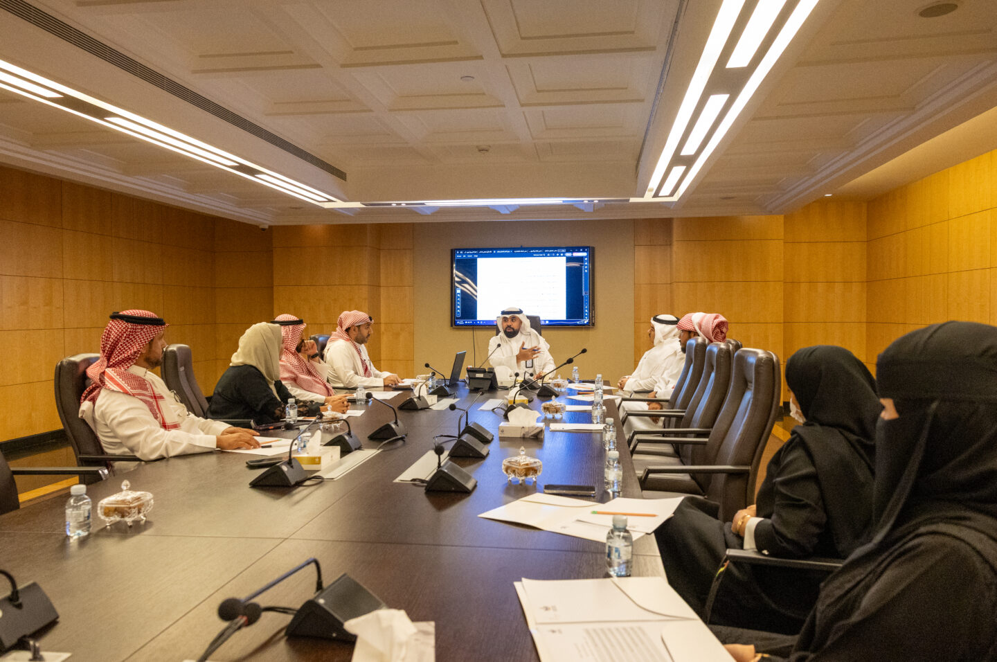 وائل طيب يتحدث على طاولة الاجتماع للجنة الإعلام والتسويق بغرفة مكة المكرمة