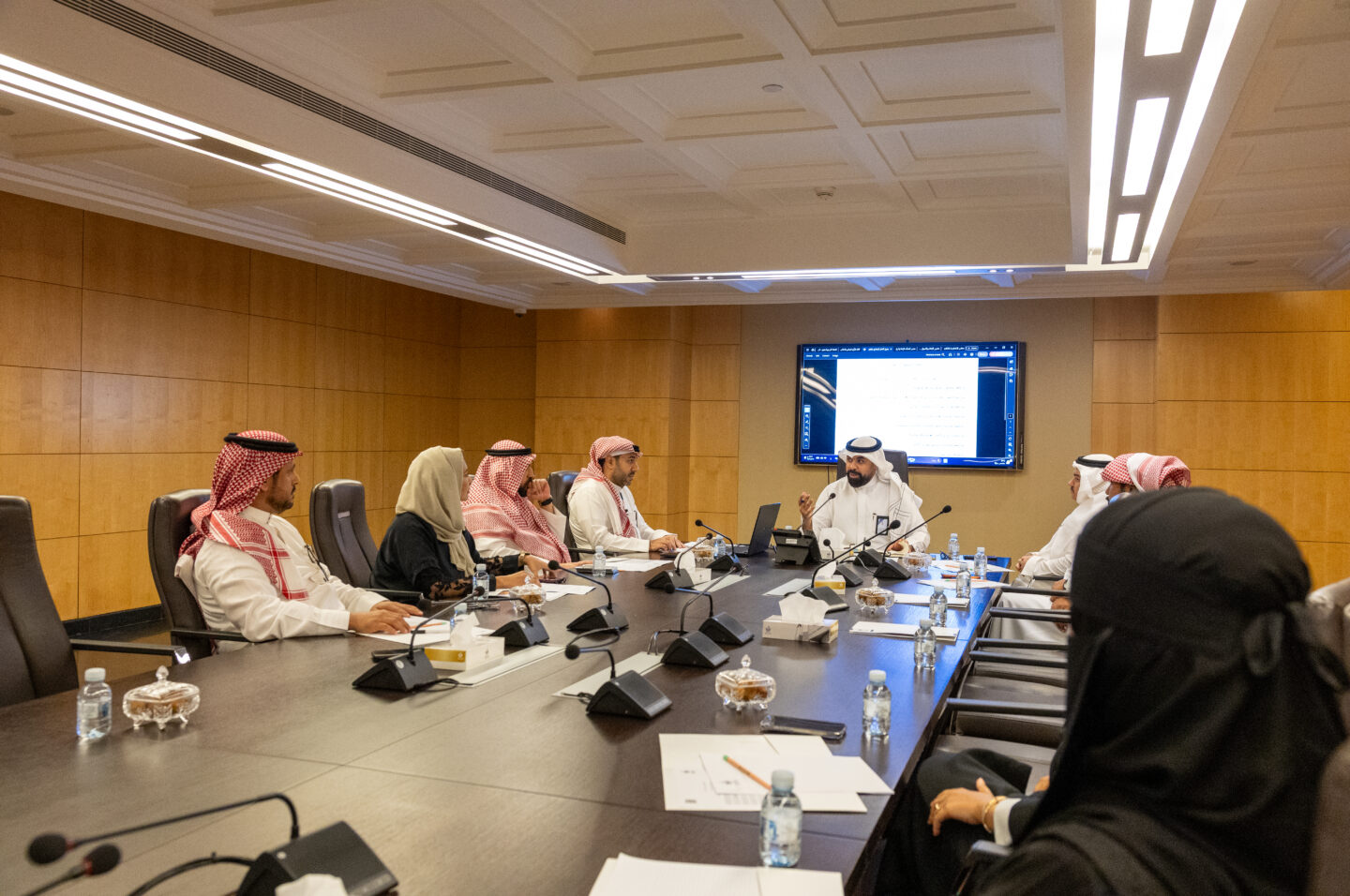 وائل طيب يتحدث على طاولة الاجتماع للجنة الإعلام والتسويق بغرفة مكة المكرمة