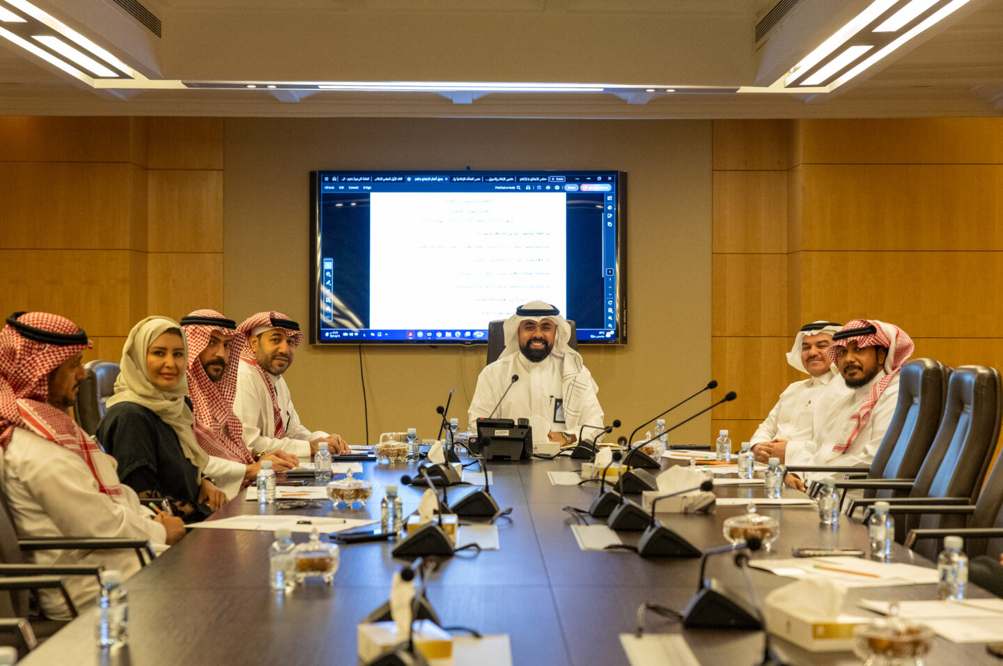 وائل طيب يترأس اجتماع وائل طيب يتحدث على طاولة الاجتماع للجنة الإعلام والتسويق بغرفة مكة المكرمة