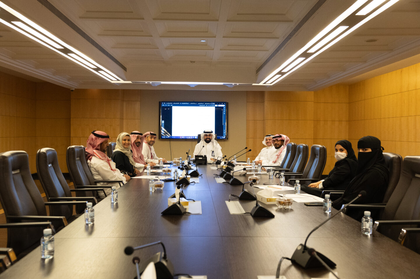 وائل طيب يترأس اجتماع وائل طيب يتحدث على طاولة الاجتماع للجنة الإعلام والتسويق بغرفة مكة المكرمة