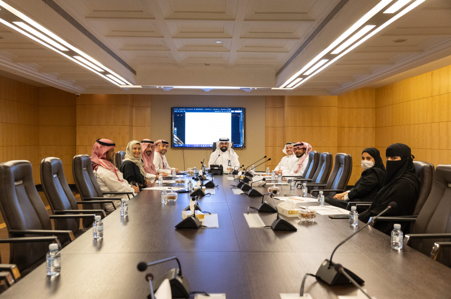وائل طيب يترأس اجتماع وائل طيب يتحدث على طاولة الاجتماع للجنة الإعلام والتسويق بغرفة مكة المكرمة