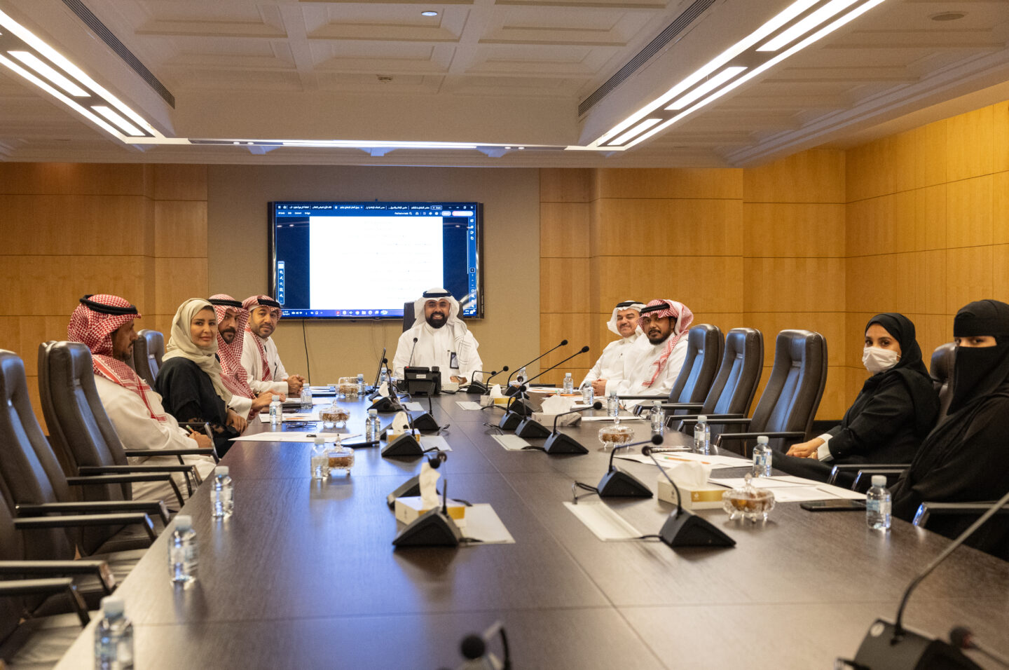 وائل طيب يترأس اجتماع وائل طيب يتحدث على طاولة الاجتماع للجنة الإعلام والتسويق بغرفة مكة المكرمة