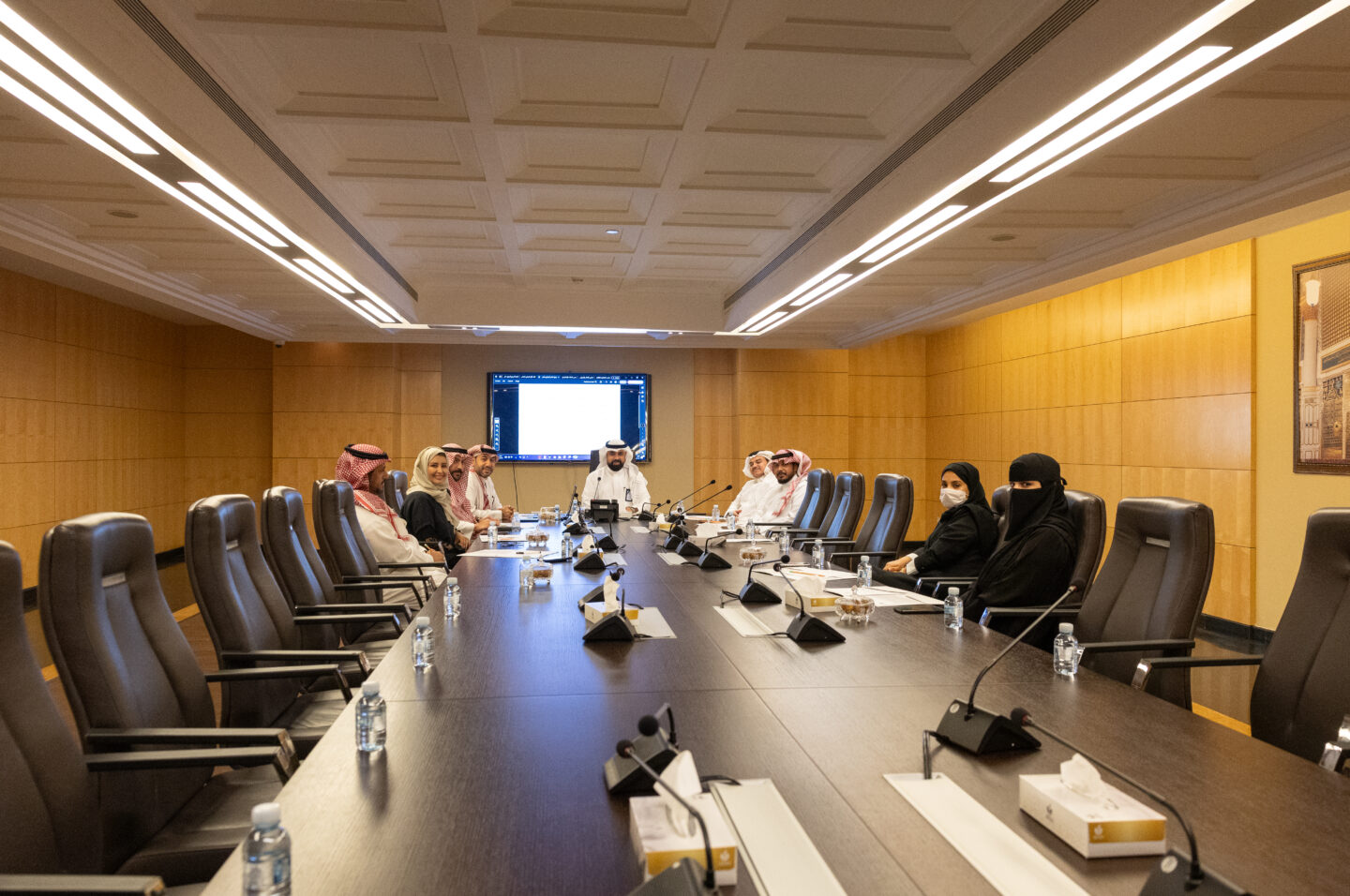 وائل طيب يترأس اجتماع وائل طيب يتحدث على طاولة الاجتماع للجنة الإعلام والتسويق بغرفة مكة المكرمة